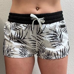 Vuori clementine short white palm print 🤍 size small